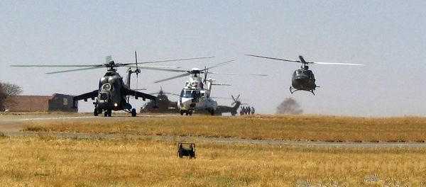 Вертолеты Zim AF Hind D, Cougar и Bell 412 Вертолеты Zim AF Hind D, Cougar и Bell 412 - Sputnik Армения