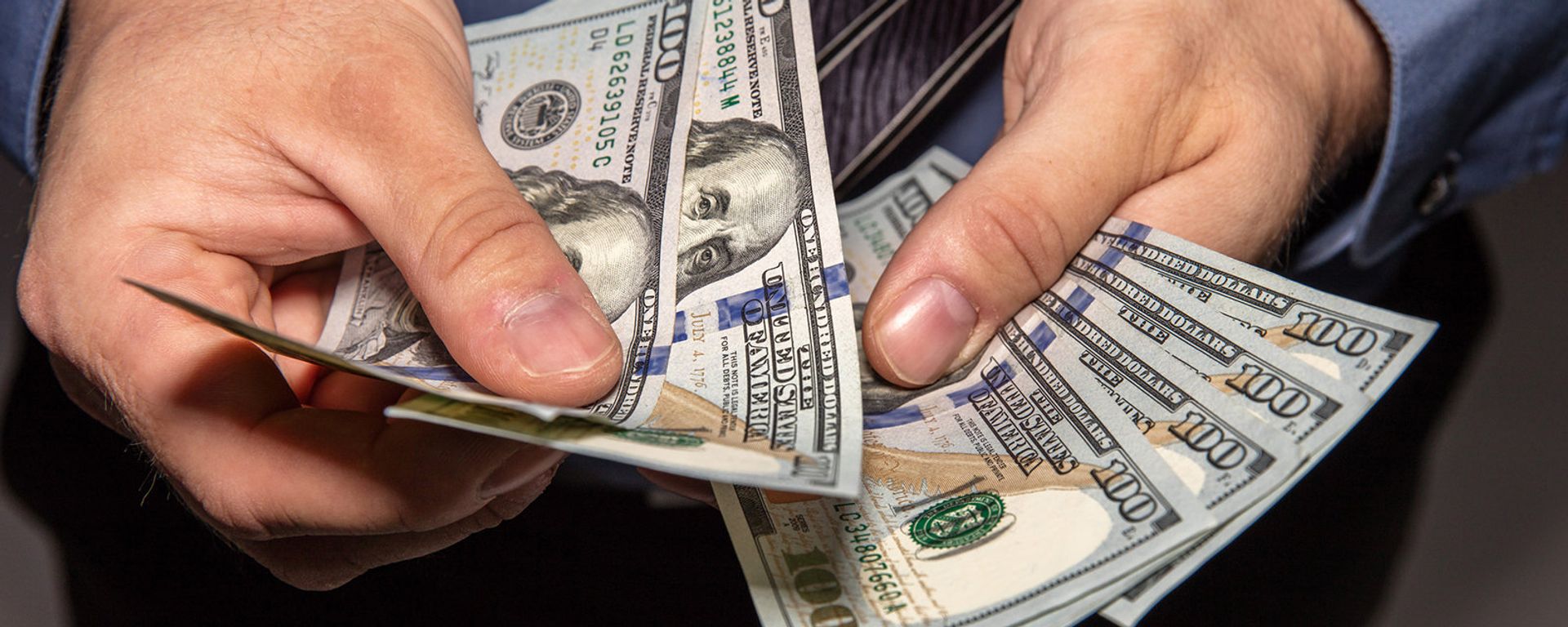 Человек, считающий деньги - Sputnik Армения, 1920, 14.06.2023