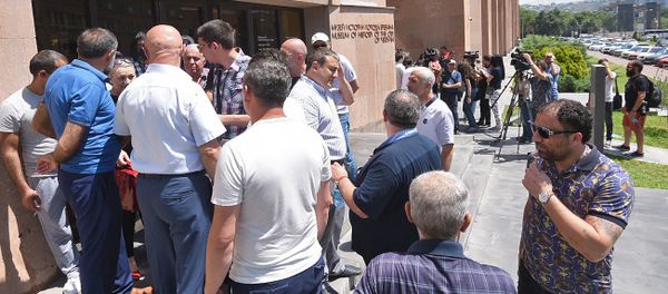 Демонстранты требуют отставки мэра перед зданием городской администрации (25 июня 2018). Еревaн Демонстранты требуют отставки мэра перед зданием городской администрации (25 июня 2018). Еревaн - Sputnik Армения