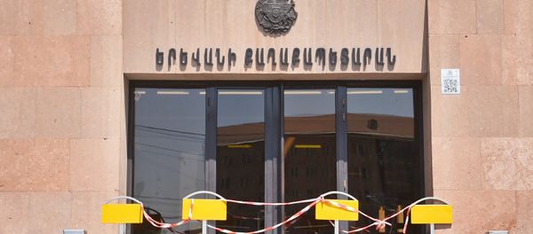 Демонстранты требуют отставки мэра перед зданием городской администрации (25 июня 2018). Еревaн Демонстранты требуют отставки мэра перед зданием городской администрации (25 июня 2018). Еревaн - Sputnik Армения
