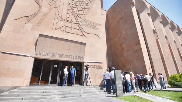 Демонстранты требуют отставки мэра перед зданием городской администрации (25 июня 2018). Еревaн - Sputnik Армения