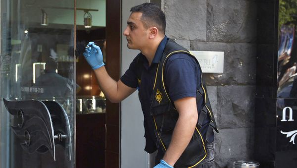 Полиция у ювелирного магазина Cafri (25 июня 2018). Еревaн - Sputnik Армения