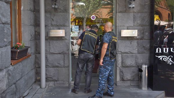Полиция у ювелирного магазина Cafri (25 июня 2018). Еревaн Полиция у ювелирного магазина Cafri (25 июня 2018). Еревaн - Sputnik Արմենիա