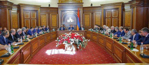 Премьер-министр Армении Никол Пашинян принял предпринимателей из России (25 июня 2018). Еревaн - Sputnik Армения
