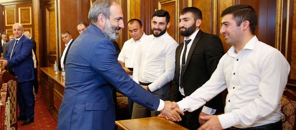 Премьер-министр Армении Никол Пашинян принял предпринимателей из России (25 июня 2018). Еревaн Премьер-министр Армении Никол Пашинян принял предпринимателей из России (25 июня 2018). Еревaн - Sputnik Армения