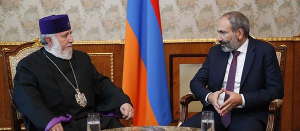 Никол Пашинян и Катлиокос Гарегин 2-ой Никол Пашинян и Катлиокос Гарегин 2-ой - Sputnik Армения