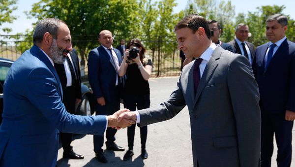 Премьер-министр Армении Никол Пашинян принял участие на торжествах по случаю 26-летия образования полицейских войск (21 июня 2018). Еревaн - Sputnik Армения