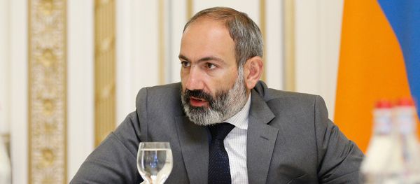 Премьер-министр Армении Никол Пашинян на совещании по жилищному вопросу молодым семьям и военнослужащим (26 июня 2018). Еревaн - Sputnik Армения