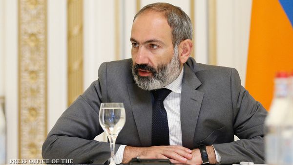 Премьер-министр Армении Никол Пашинян на совещании по жилищному вопросу молодым семьям и военнослужащим (26 июня 2018). Еревaн - Sputnik Армения