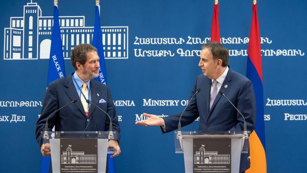 Генсек ОЧЭС Майкл Христидис и заместитель министра иностранных дел Армении Карен Назарян - Sputnik Армения