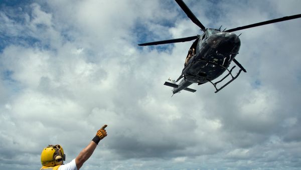 Вертолет Bell 412 ВМС Колумбии взлетает с вертолетной площадки многоцелевого корабля ARC Buenaventura во время маневров (22 июля 2015). Тихий океан - Sputnik Армения