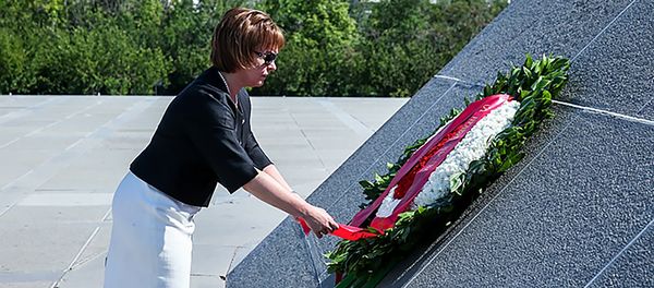 Делегация Санкт-Петербурга во главе с вице-губернатором Анной Митяниной в мемориальном комплексе Цицернакаберд (27 июня 2018). Еревaн - Sputnik Արմենիա