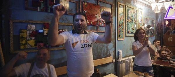 Любители футбола в Sputnik Fan Zone смотрят матч Аргентина-Нигерия - Sputnik Армения