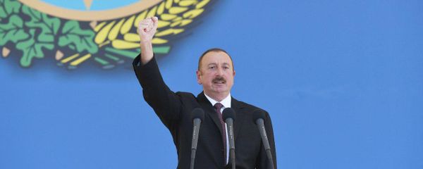 Президент Азербайджана Ильхам Алиев на военном параде 100-летия ВС республики (26 июня 2018). Бакy - Sputnik Армения
