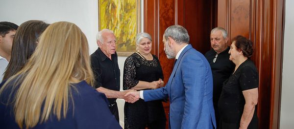 Премьер-министр Армении Никол Пашинян встретился с членами семей погибших при нападении на ППС полицейских (28 июня 2018). Еревaн - Sputnik Армения