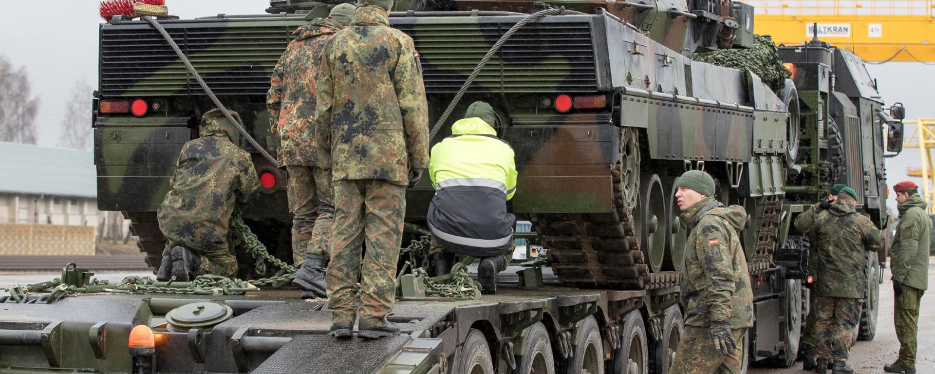 Солдаты немецкой армии загружают танк Leopard 2 на железнодорожной станции Сестокай (24 февраля 2017). Литва - Sputnik Армения, 1920, 07.08.2023
