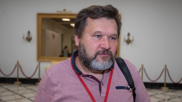 Российский политолог Александр Крылов на 7-ом российско-армянском межрегиональном форуме (29 июня 2018). Еревaн Российский политолог Александр Крылов на 7-ом российско-армянском межрегиональном форуме (29 июня 2018). Еревaн - Sputnik Армения