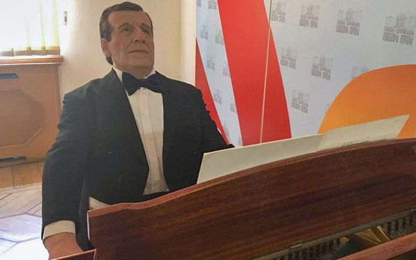 Восковая фигура Арно Бабаджаняна - Sputnik Армения