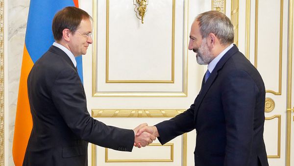 Премьер-министр Никол Пашинян принял министра культуры России, руководителя российской делегации на 7-м армяно-российском межрегиональном форуме Владимира Мединского (29 июня 2018). Еревaн - Sputnik Армения