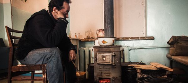 Мужчина у печки - Sputnik Армения