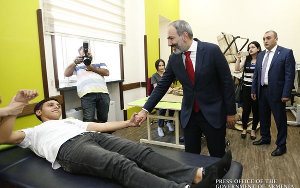 Премьер-министр Никол Пашинян посетил Реабилитационный центр защитника Отечества (1 июля 2018). Еревaн - Sputnik Армения