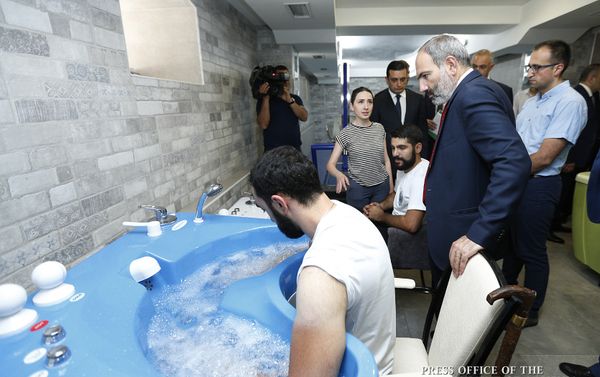 Премьер-министр Никол Пашинян посетил Реабилитационный центр защитника Отечества (1 июля 2018). Еревaн - Sputnik Армения
