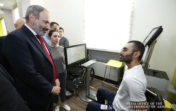 Премьер-министр Никол Пашинян посетил Реабилитационный центр защитника Отечества (1 июля 2018). Еревaн - Sputnik Армения