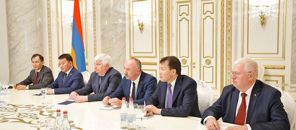 Премьер-министр Армении Никол Пашинян принял членов Межгосударственного совета по противодействию коррупции СНГ (2 июля 2018). Еревaн - Sputnik Армения