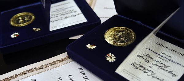В посольстве России в Армении состоялось награждение восьми супружеских пар, отпраздновавших серебряную свадьбу. - Sputnik Армения