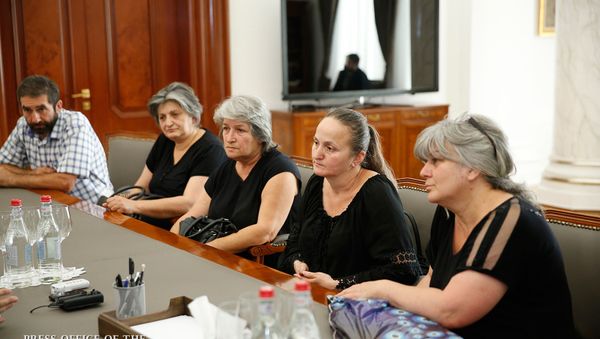 Премьер-министр Армении Никол Пашинян принял родителей погибших во время несения службы военнослужащих (2 июля 2018). Еревaн - Sputnik Армения