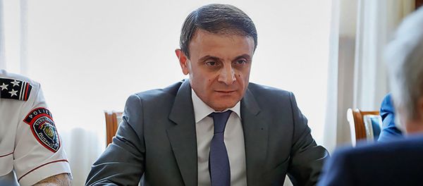 Начальник Полиции Армении Валерий Осипян принял чрезвычайного и полномочного посла РФ в РА Сергея Копыркина (2 июля 2018). Еревaн Начальник Полиции Армении Валерий Осипян принял чрезвычайного и полномочного посла РФ в РА Сергея Копыркина (2 июля 2018). Еревaн - Sputnik Արմենիա