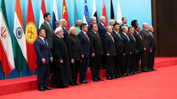 Церемония фотографирования глав государств - членов ШОС, наблюдателей в ШОС и руководителей международных организаций перед началом заседания Совета глав государств - членов Шанхайской организации сотрудничества (10 июня 2018). Циндао, Китай - Sputnik Армения