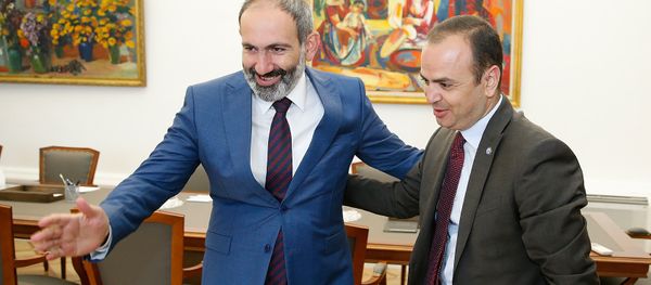 Премьер-министр Армении Никол Пашинян принял мэра Глендейла Заре Синаняна (3 июля 2018). Еревaн Премьер-министр Армении Никол Пашинян принял мэра Глендейла Заре Синаняна (3 июля 2018). Еревaн - Sputnik Армения