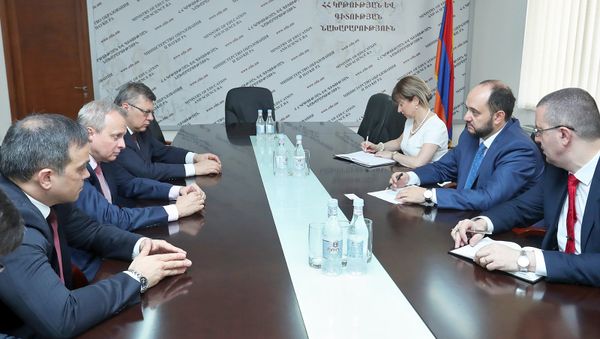 Министр образования и науки Армении Араик Арутюнян принял посла России в Армении Сергея Копыркина (4 июля 2018). Еревaн - Sputnik Армения