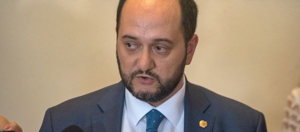 Министр образования и науки Армении Араик Арутюнян на встрече с журналистами (4 июля 2018). Еревaн Министр образования и науки Армении Араик Арутюнян на встрече с журналистами (4 июля 2018). Еревaн - Sputnik Армения