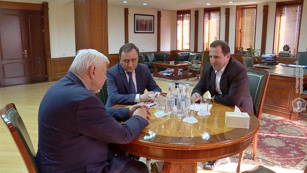 Министр обороны Армении Давид Тоноян принял личного представителя действующего председателя ОБСЕ Анджея Каспршика (4 июля 2018). Еревaн - Sputnik Армения