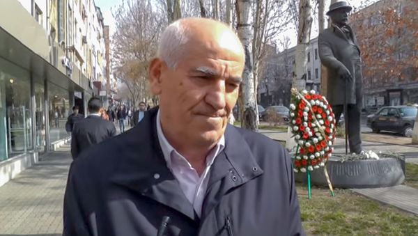 Барсег Бегларян во время возложения венков к памятнику Александра Манташева (3 марта 2016). Еревaн - Sputnik Армения