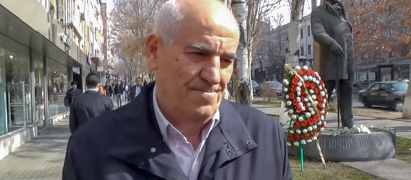 Барсег Бегларян во время возложения венков к памятнику Александра Манташева (3 марта 2016). Еревaн Барсег Бегларян во время возложения венков к памятнику Александра Манташева (3 марта 2016). Еревaн - Sputnik Армения
