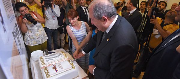 Президент Армении Армен Саркисян поздравил сотрудников конституционного суда с Днем Конституции (5 июля 2018). Еревaн Президент Армении Армен Саркисян поздравил сотрудников конституционного суда с Днем Конституции (5 июля 2018). Еревaн - Sputnik Армения