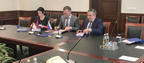 Подписание договора о строительстве и оснащении фитосанитарной лаборатории приграничного контрольного пункта Айрум - Джилиза (5 июля 2018). Москвa - Sputnik Արմենիա