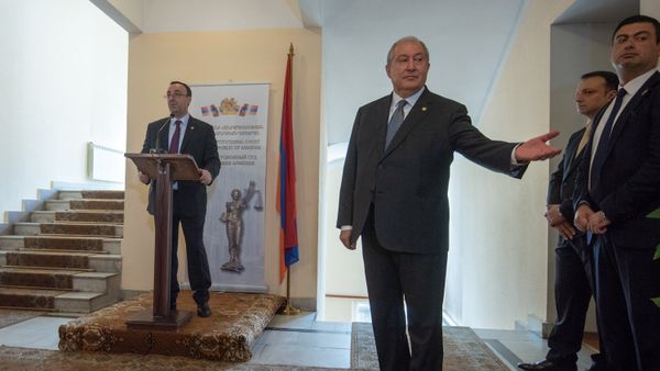 Президент Армении Армен Саркисян поздравил сотрудников конституционного суда с Днем Конституции (5 июля 2018). Еревaн Президент Армении Армен Саркисян поздравил сотрудников конституционного суда с Днем Конституции (5 июля 2018). Еревaн - Sputnik Армения