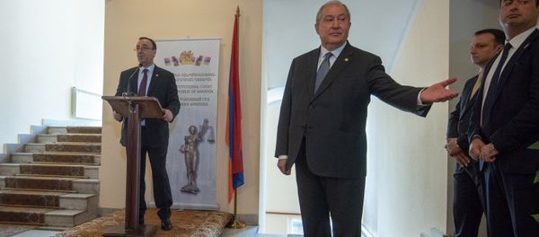Президент Армении Армен Саркисян поздравил сотрудников конституционного суда с Днем Конституции (5 июля 2018). Еревaн Президент Армении Армен Саркисян поздравил сотрудников конституционного суда с Днем Конституции (5 июля 2018). Еревaн - Sputnik Արմենիա