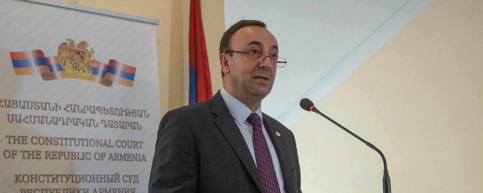 Председатель конституционного суда Грайр Товмасян в конституционном суде (5 июля 2018). Еревaн - Sputnik Արմենիա, 1920, 26.11.2021