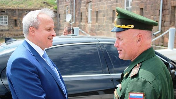 Посол России в Армении Сергей Копыркин посетил 102-ю базу Посол России в Армении Сергей Копыркин посетил 102-ю базу - Sputnik Армения