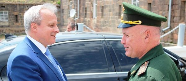 Посол России в Армении Сергей Копыркин посетил 102-ю базу - Sputnik Армения