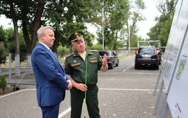 Посол России в Армении Сергей Копыркин посетил 102-ю базу Посол России в Армении Сергей Копыркин посетил 102-ю базу - Sputnik Армения
