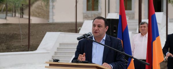 Исполнительный директор Всеармянского фонда Айастан Ара Варданян на открытии реконструированных домов Талыша (23 мая 2018). Карабах - Sputnik Армения