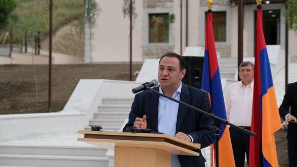 Исполнительный директор Всеармянского фонда Айастан Ара Варданян на открытии реконструированных домов Талыша (23 мая 2018). Карабах - Sputnik Արմենիա