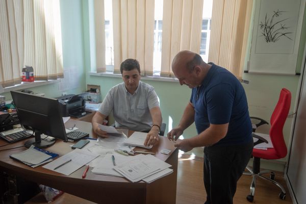 Родители пишут заявление на прием в школе с китайским обучением, Ереван - Sputnik Արմենիա