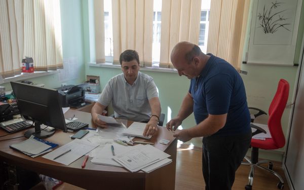 Родители пишут заявление на прием в школе с китайским обучением, Ереван Родители пишут заявление на прием в школе с китайским обучением, Ереван - Sputnik Армения